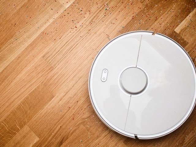 Aspirateur balai ou robot : quel choix pour un petit appartement