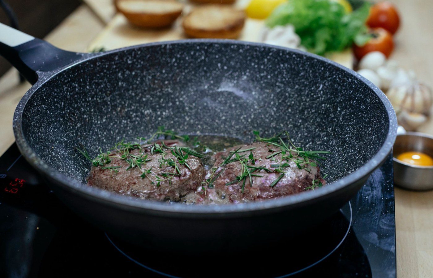 Tefal ou SEB : quelle poêle choisir ?