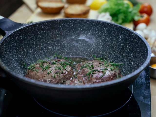 Tefal ou SEB : quelle poêle choisir ?