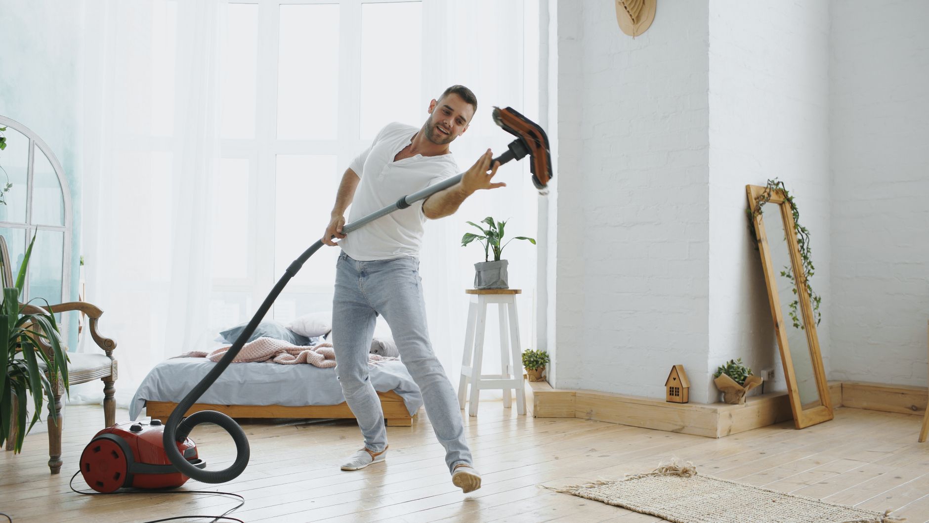 Aspirateur traîneau vs aspirateur balai : comparatif d'usage