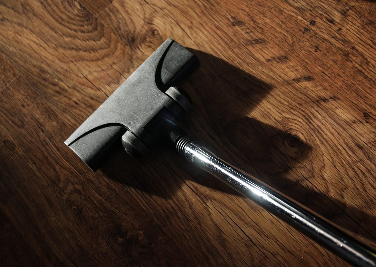 Aspirateur traîneau vs aspirateur balai : comparatif d'usage