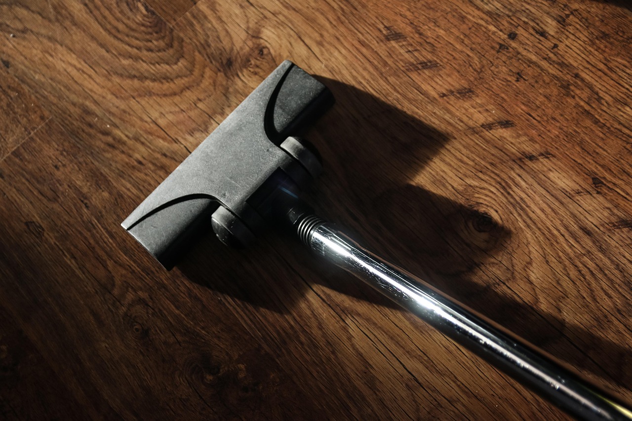 Aspirateur traîneau vs aspirateur balai : comparatif d'usage