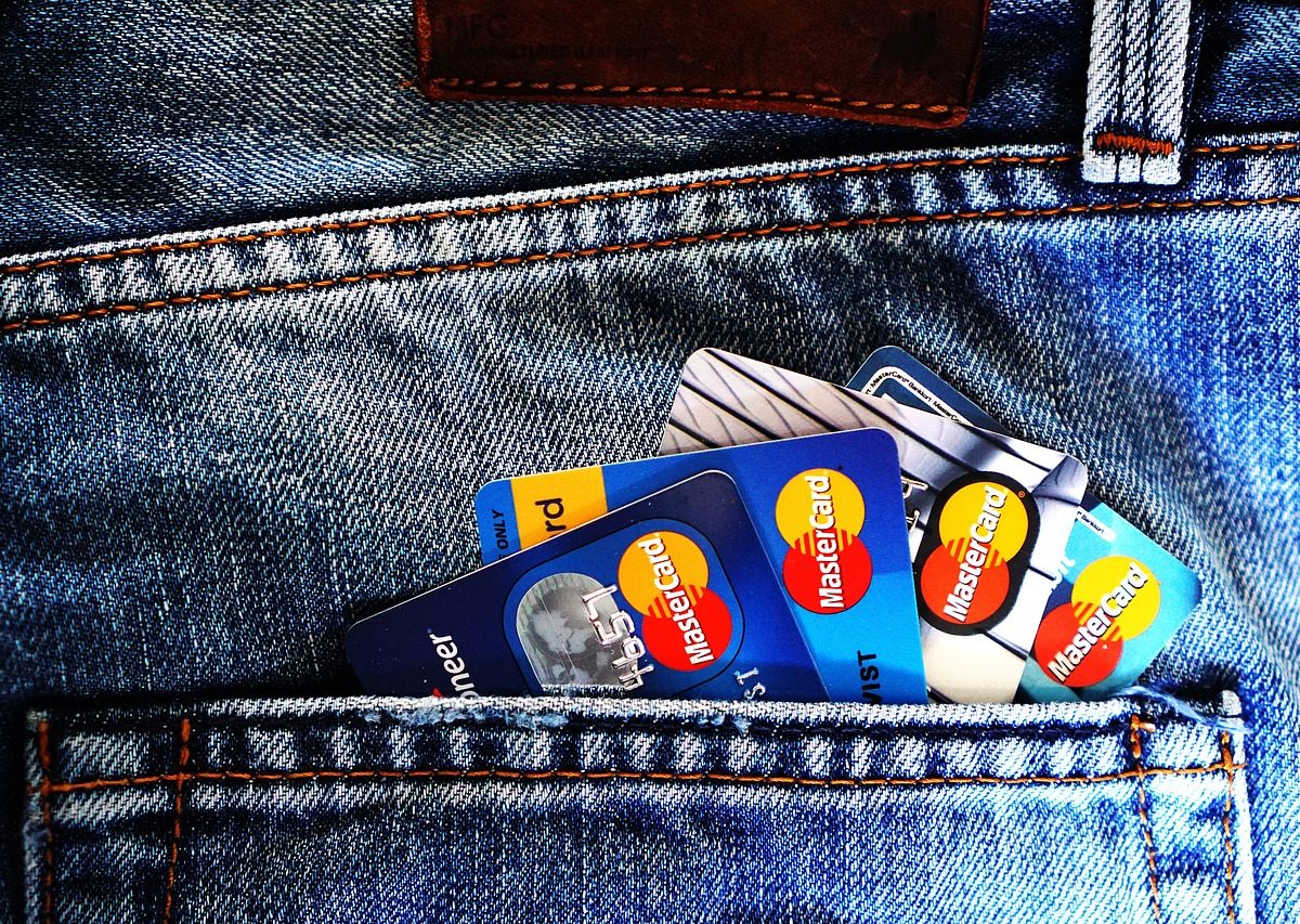 Choisir une carte bancaire pour voyager sans frais