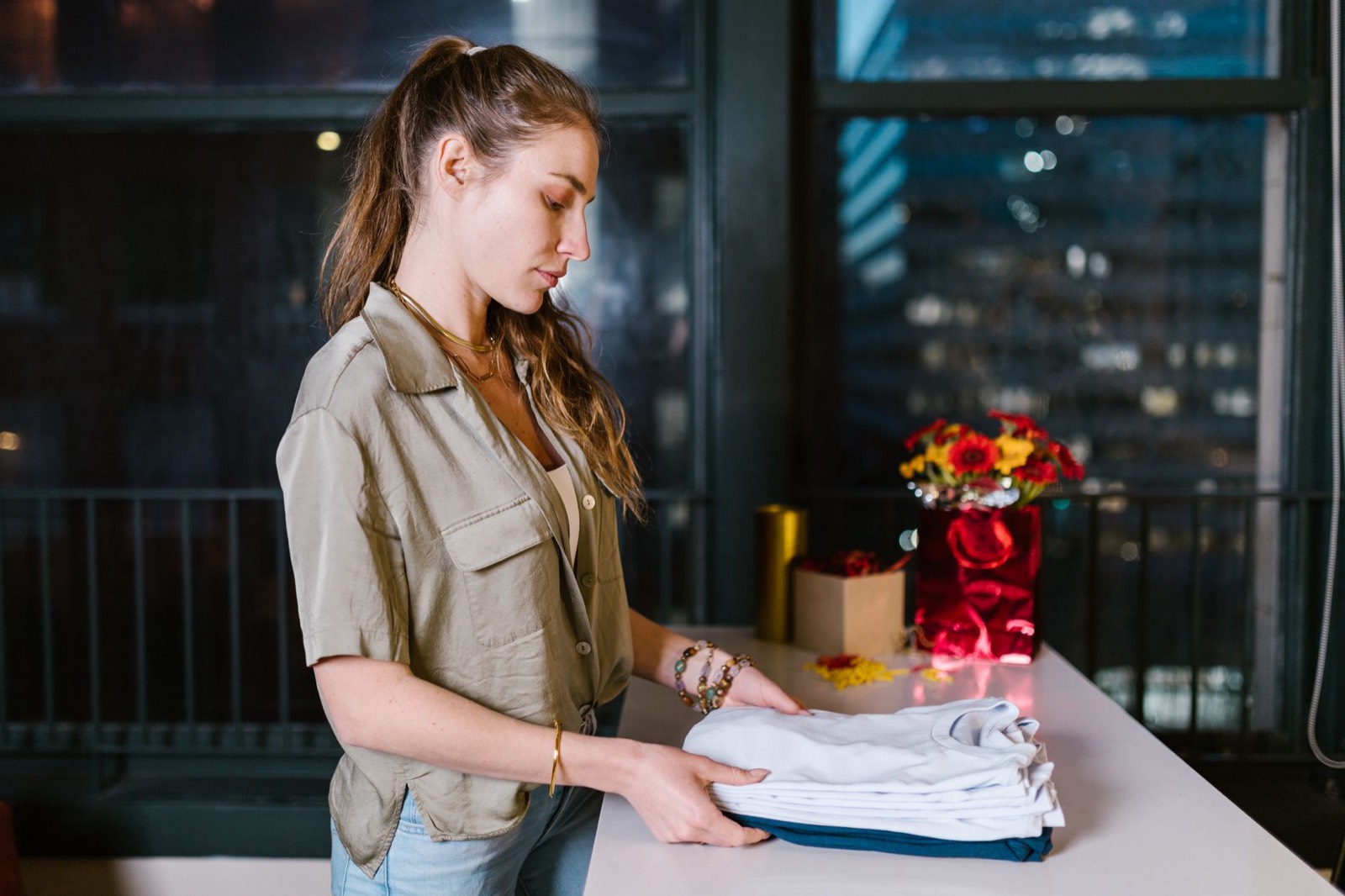 Bacs de rangement avec vêtements pliés dans un appartement