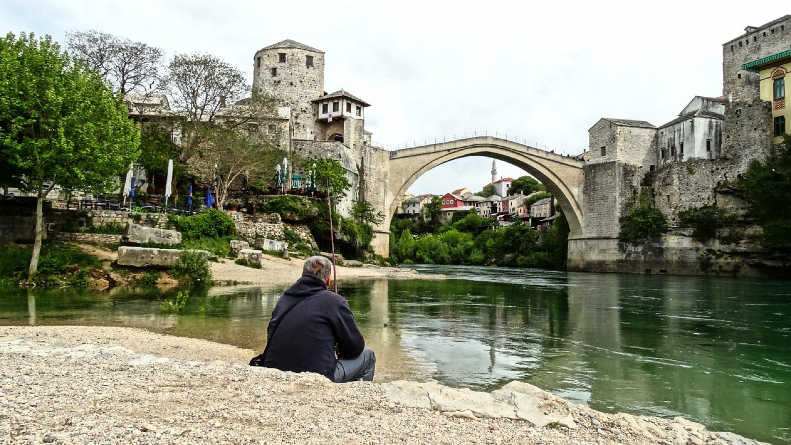 La Neretva et une mosquée en pierre au bord de l'eau dans la vieille ville de Mostar