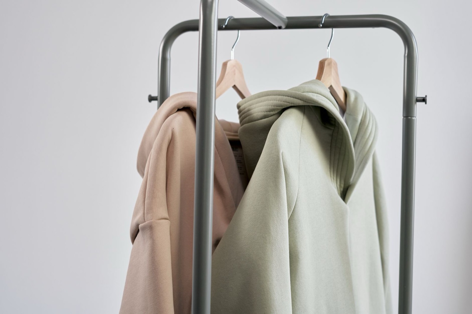 Sweats pliés et rangés dans un dressing