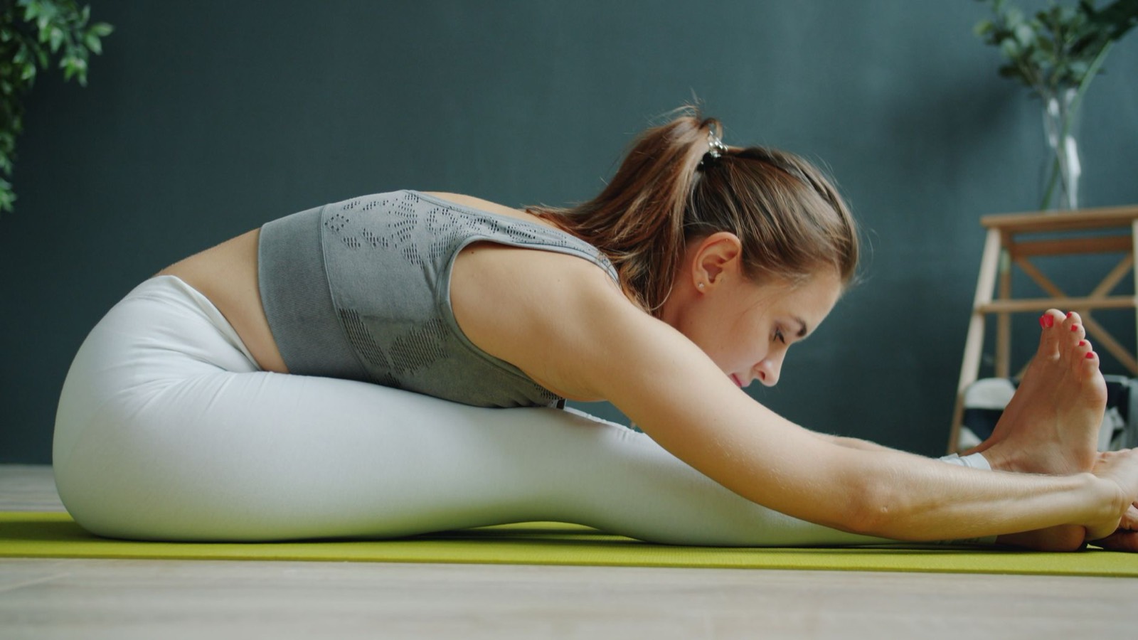 Femme qui s'étire sur un tapis de sport