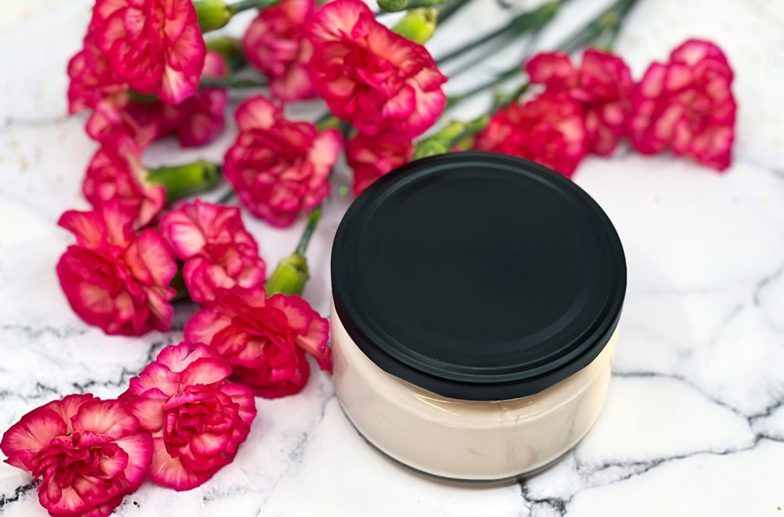 Flacons de cosmétiques dont on lit l'étiquette et la liste d'ingrédients