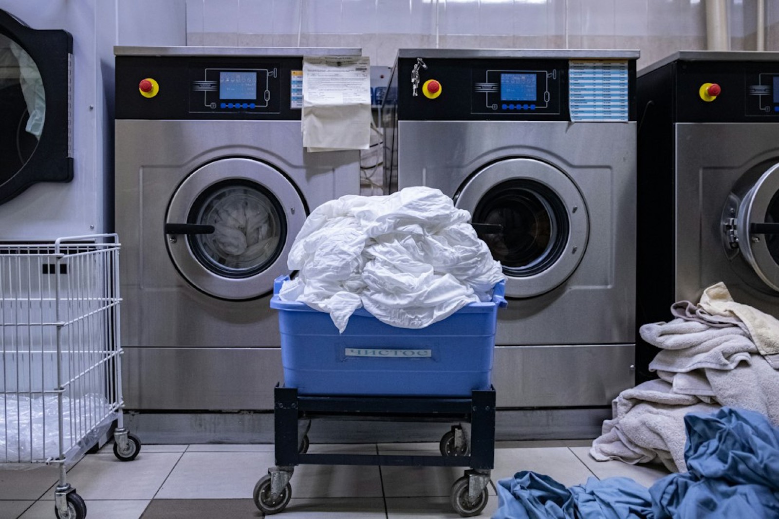 Sweat-shirt en coton posé devant le hublot d'une machine à laver avant un lavage à 30 °C